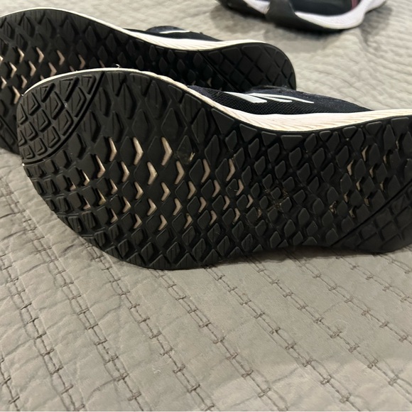 Adidas size 7 tennis shoes - Picture 4 of 7